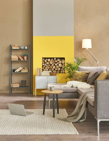 Modern Oturma Odası Şömine Kanepe Dizüstü Bilgisayar Sarı Detay — Stok fotoğraf