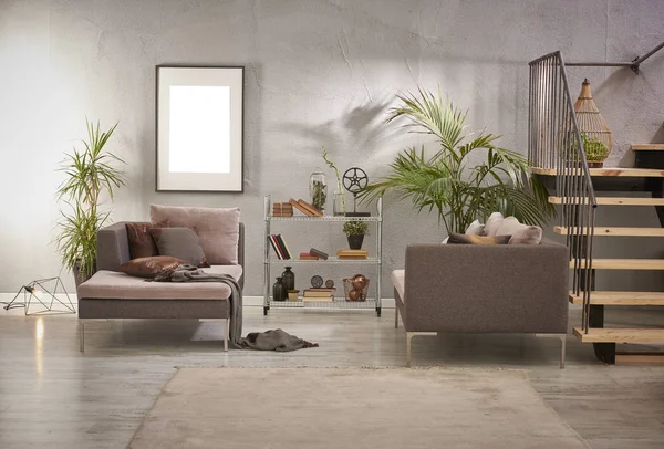 Steinwand Luxus Wohnzimmer Und Innenarchitektur Mit Metalltreppen Und Sesseln — Stockfoto
