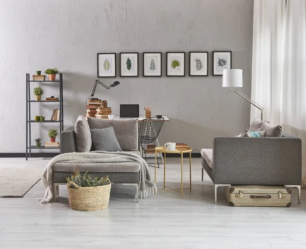 Escritório Moderno Casa Com Sofá Cinza Mesa Trabalho Com Laptop — Fotografia de Stock