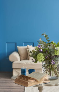 Lüks oturma odası köşe ve mavi detaylar arka plan, Ev mobilya dekoratif kavramı. 