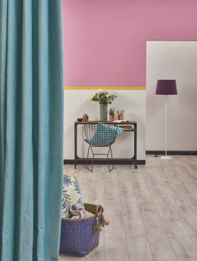 Pembe oda, masa ile iç ev dekorasyonu, modern oda