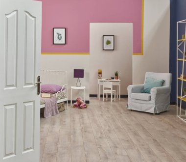 Pembe beyaz ve mavi duvar odası tarzı..