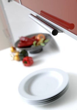 Tabaklarla modern mutfak, iç tasarım.