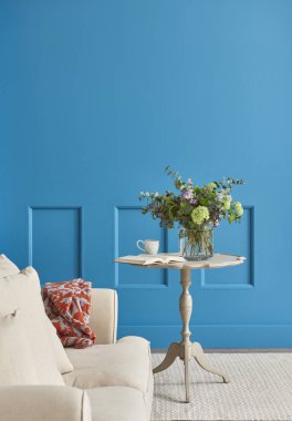 Lüks oturma odası köşe ve mavi detaylar arka plan, Ev mobilya dekoratif kavramı. 