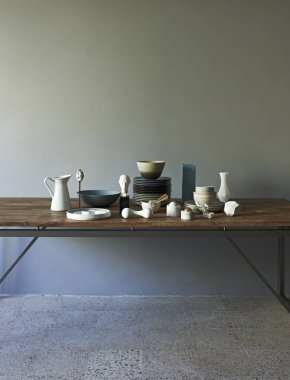 iç odası masa ve plakaları ile modern ev concept