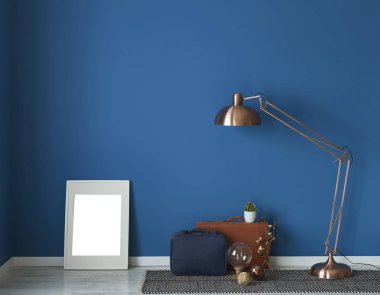 mavi duvar boş oturma odası ve oturma alanı, iç tasarım dekoratif aksesuarlar