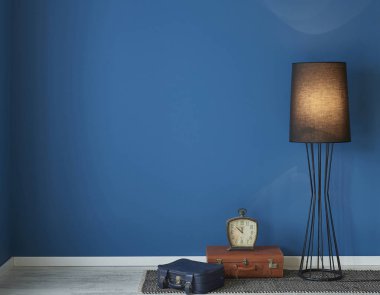 mavi duvar boş oturma odası ve oturma alanı, iç tasarım dekoratif aksesuarlar