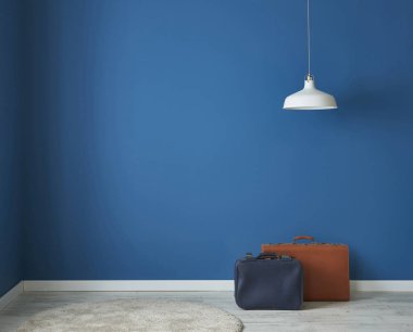 mavi duvar boş oturma odası ve oturma alanı, iç tasarım dekoratif aksesuarlar