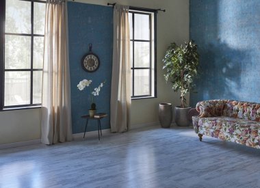 Mavi duvar ve arka plan odası, dekoratif kanepe ve dekorasyon 