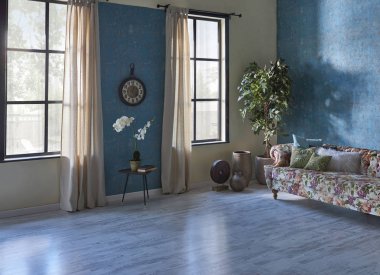 Mavi duvar ve arka plan odası, dekoratif kanepe ve dekorasyon 