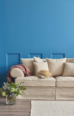 Lüks oturma odası köşe ve mavi detaylar arka plan, Ev mobilya dekoratif kavramı. 