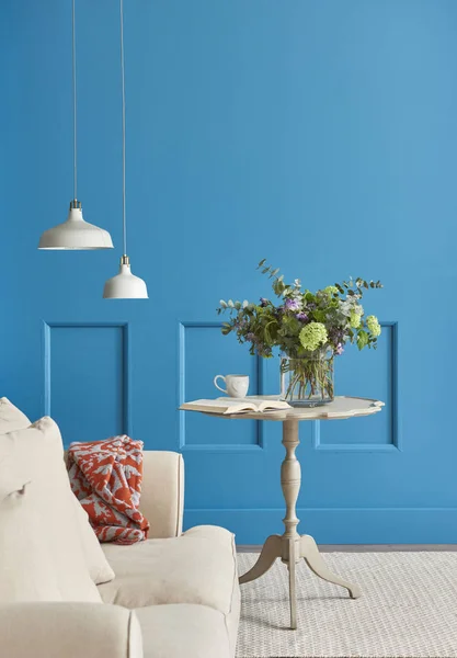Moderní Modrá Stěna Pozadí Květinami — Stock fotografie