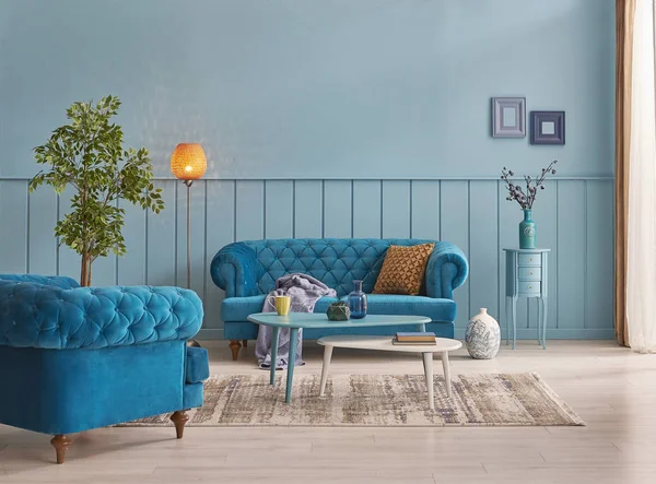 青いソファと壁のコンセプト オレンジランプ付きのインテリア装飾 フレーム中間テーブルスタイル — ストック写真