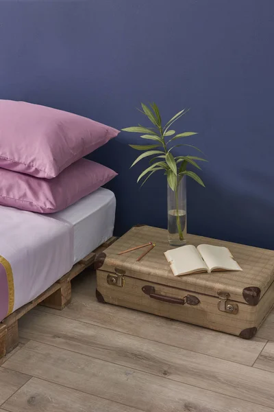 Pembe Yatak Ile Yatak Odası Palet Detay Yeni Stil Yatak — Stok fotoğraf