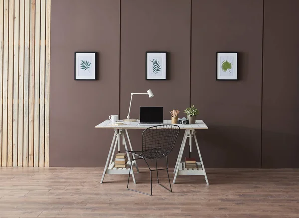 Bruine Muur Houten Ondergrond Houten Tafel Kantoorruimte Met Stoelplant Plank — Stockfoto