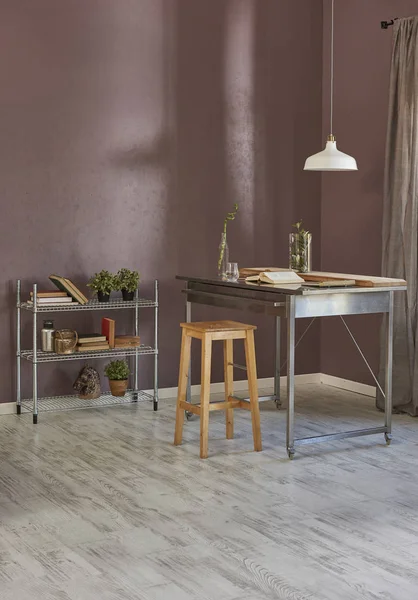 金属製ダイニングテーブルとインテリアデザイン色付き壁 — ストック写真