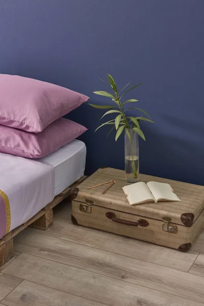 Łóżko Wnętrze Pokoju Różowym Łóżkiem Detal Palety Nowy Styl Łóżko — Zdjęcie stockowe