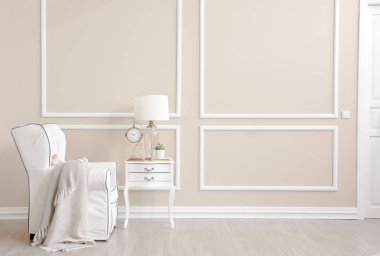 Beyaz iç mekan kavramları ve sandalye