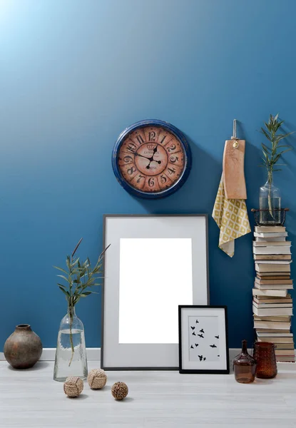 Bodegón Decorativo Pared Azul Con Marco Libro Jarrón Planta Reloj — Foto de Stock