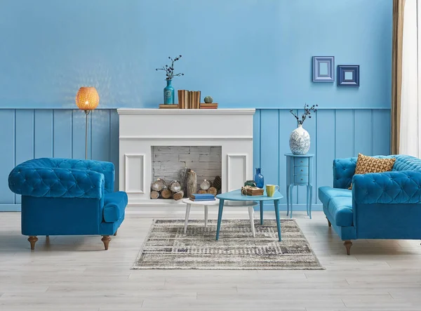 Weißer Kamin Wohnzimmer Blaue Wanddekoration — Stockfoto