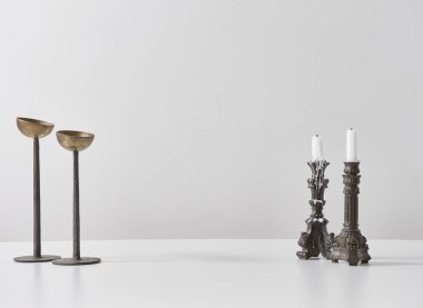 Şamdanlar ve beyaz dekor boş duvar