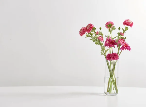 Λουλούδια Βάζο Πίσω Από Λευκό Ταπετσαρία — Φωτογραφία Αρχείου