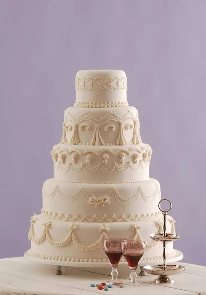 在背景上的美丽婚礼蛋糕 — 图库照片