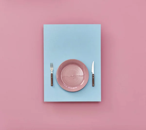 Табличка Столе Розовый Синий Фон — стоковое фото