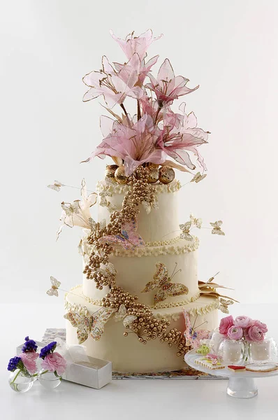 Torta Nuziale Con Fiori Sullo Sfondo — Foto Stock