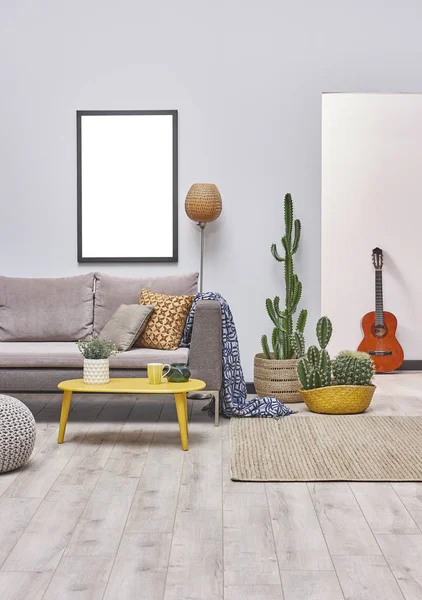 Weiß Blaues Wohnzimmer Mit Grauer Sofadecke Und Botanischer Pflanzenvase Gelbes — Stockfoto