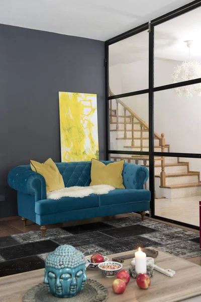 거실의 파란색 소파와 포스터 스타일 — 스톡 사진