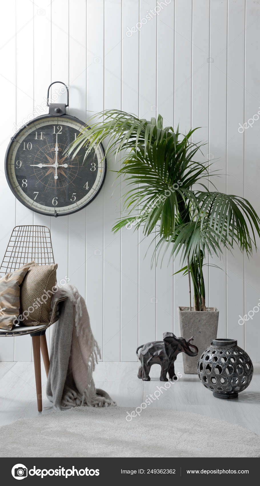 Decoración Silla Reloj Pared Habitación — Foto de stock #249362362