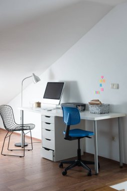 Modern oda ve dekoratif oturma odası tarzında bilgisayar ekranı. 