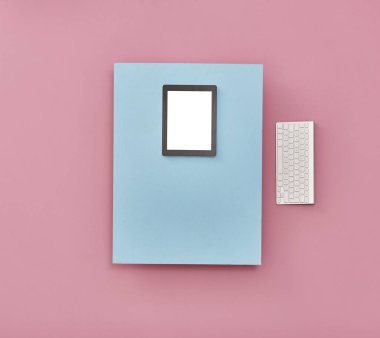 renkli arka planda Tablet PC ve klavye, üst görünüm