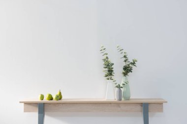 Vazolar ile modern ev ahşap raf