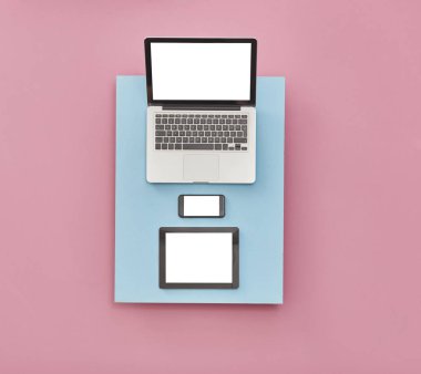 Tablet PC ve dizüstü bilgisayar, renkli arka plan üzerinde akıllı telefon, üst görünüm