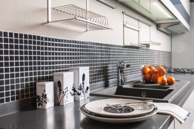 musluk ile modern mutfak, duvar iç eğilim 