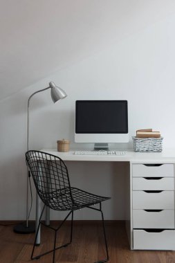 Modern oda ve dekoratif oturma odası tarzında bilgisayar ekranı. 