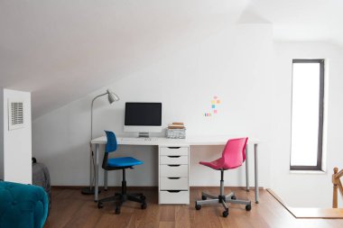 Modern oda ve dekoratif oturma odası tarzında bilgisayar ekranı. 
