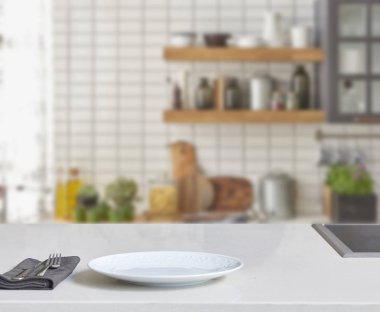 Modern mutfak yeni kavramı, arka planda yeni mobilya ve bulanık görünüm ile mutfak aksesuarları 