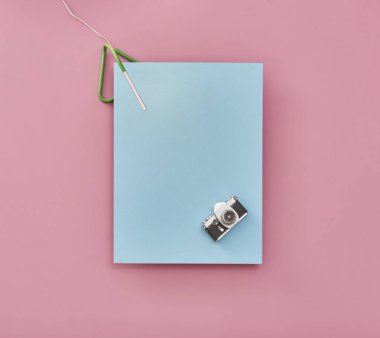 Pembe ve mavi arkaplan ve klasik kamera