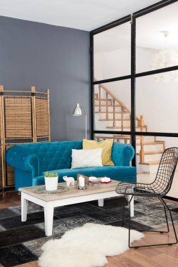  oda dekorasyonu, lamba ve duvar konsepti ile mavi kanepe