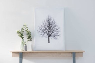 Dekoratif masa, ev süsü ve çerçeve poster tarzı.