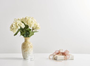 beyaz duvar kağıdı arkasında vazo çiçekler