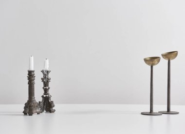 Şamdanlar ve beyaz dekor boş duvar