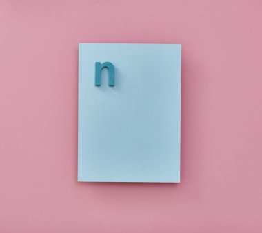 Pembe ve mavi arkaplan ve n harfi