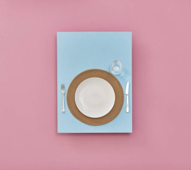 Masa üzerinde plaka, pembe ve mavi arka plan 