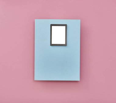 renkli arka planda Tablet PC, üst görünüm