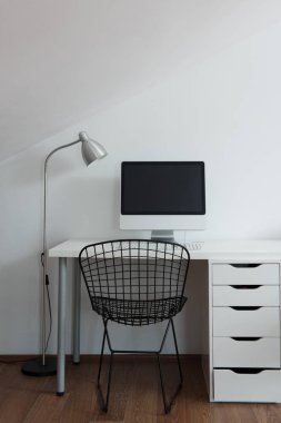 Modern oda ve dekoratif oturma odası tarzında bilgisayar ekranı. 