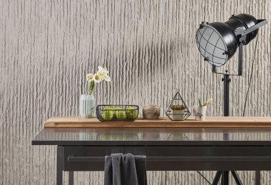 modern gri duvar kağıdı ve elma ile modern ahşap masa